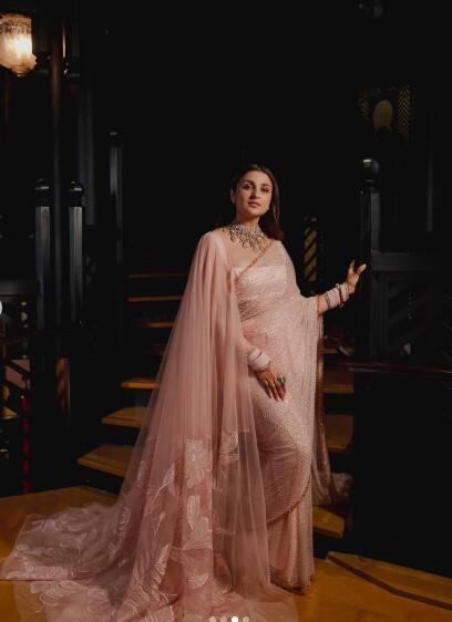 ਤਸਵੀਰਾਂ 'ਚ ਪਰਿਣੀਤੀ ਅਤੇ ਰਾਘਵ ਕਾਫੀ ਰਾਇਲ ਨਜ਼ਰ ਆ ਰਹੇ ਹਨ। ਮਨੀਸ਼ ਮਲਹੋਤਰਾ ਦੁਆਰਾ ਡਿਜ਼ਾਈਨ ਕੀਤੇ ਕੱਪੜਿਆਂ ਵਿੱਚ ਜੋੜਾ ਬਹੁਤ ਵਧੀਆ ਲੱਗ ਰਿਹਾ ਹੈ।