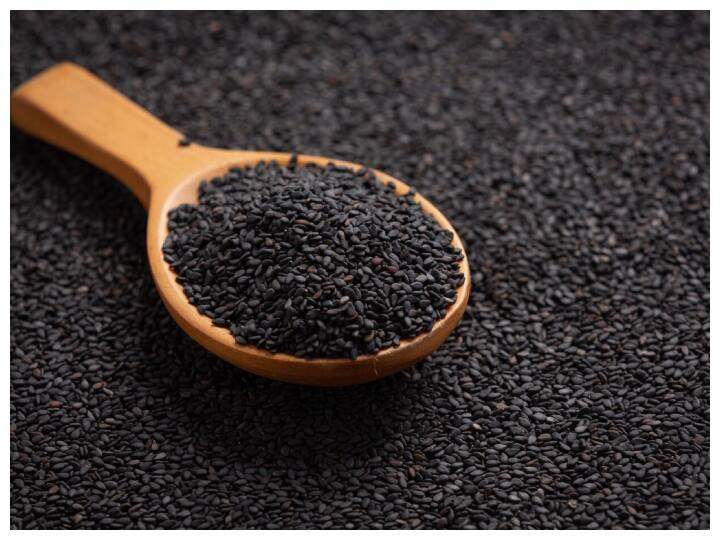 काले तिल में हड्डियों के लिए जरूरी आयरन और कैल्शियम की मात्रा अधिक होती है, जो हड्डियों को मजबूत बनाने में महत्वपूर्ण भूमिका निभाते हैं. काले तिल में कैल्शियम की उच्च मात्रा होती है जो हड्डियों के लिए एक मुख्य खनिज है. कैल्शियम हड्डियों को टूटने से बचाता है और उनकी घनत्व बढ़ाता है. यह ऑस्टियोपोरोसिस जैसी हड्डी सम्बन्धी समस्याओं को रोकने में मदद करता है.