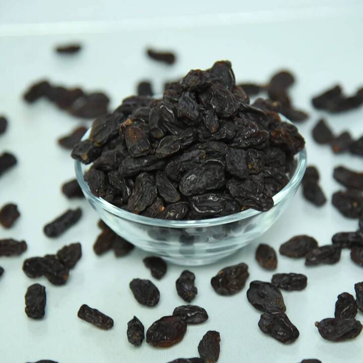 ਰੋਜ਼ਾਨਾ ਕਾਲੀ ਸੌਗੀ ਖਾਣ ਨਾਲ ਕਬਜ਼ ਠੀਕ ਹੋ ਜਾਂਦੀ ਹੈ। ਇਹ ਖੁਰਾਕ ਫਾਈਬਰ ਨਾਲ ਭਰਪੂਰ ਹੁੰਦਾ ਹੈ, ਜੋ ਟੱਟੀ ਨੂੰ ਢਿੱਲਾ ਕਰਦਾ ਹੈ ਅਤੇ ਅੰਤੜੀਆਂ ਦੀ ਗਤੀ ਨੂੰ ਸੁਧਾਰਦਾ ਹੈ।