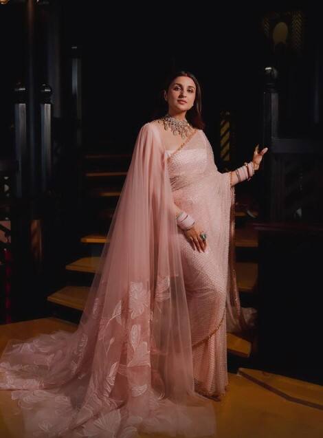 ਲਾੜਾ ਰਾਜਾ ਰਾਘਵ ਵੀ ਕਿਸੇ ਰਾਜਕੁਮਾਰ ਤੋਂ ਘੱਟ ਨਹੀਂ ਲੱਗ ਰਿਹਾ ਹੈ। ਰਾਘਵ ਆਪਣੇ ਵਿਆਹ ਦੀ ਕਾਕਟੇਲ ਪਾਰਟੀ ਵਿੱਚ ਕਾਲੇ ਰੰਗ ਦੇ ਟਕਸੀਡੋ ਵਿੱਚ ਕਾਫੀ ਡੈਸ਼ਿੰਗ ਲੱਗ ਰਹੇ ਹਨ।