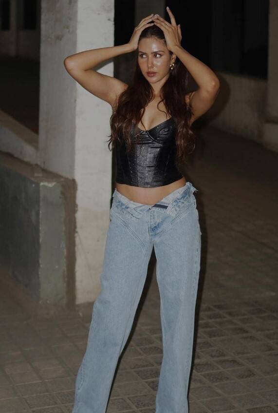 ਇਸ ਤੋਂ ਇਲਾਵਾ ਇੱਕ ਹੋਰ ਯੂਜ਼ਰ ਨੇ ਸੋਨਮ ਦੀ ਇਸ ਲੁੱਕ ਤੇ ਕਮੈਂਟ ਕਰਦੇ ਹੋਏ ਕਿਹਾ ਪੈਂਟ ਦਾ ਸਾਈਜ਼ ਵੱਡਾ ਲੈਣਾ ਅਗਲੀ ਵਾਰ, ਟਾਈਟ ਨਹੀਂ ਹੋਵੇਗੀ।