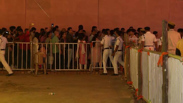 উদ্বোধনের পর থেকেই কার্যত ভিড় এই পুজো দেখতে। ষষ্ঠীর দিন যেন ছাপিয়ে গিয়েছে আগের দিনের রেকর্ড।