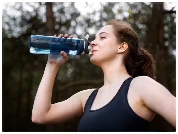 Health Tips drinking too much water can be harmful marathi news Health Tips : जास्त पाणी प्यायल्याने होऊ शकतो 'हा' गंभीर आजार; वेळीच सावध राहण्याची गरज