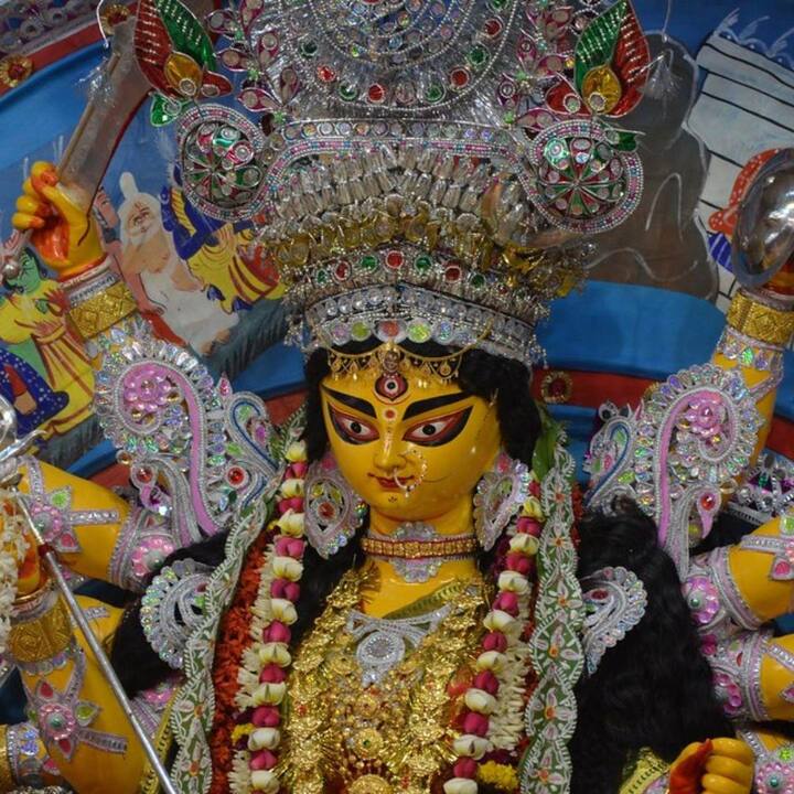 বেলুড় মঠে পুজোর উপাচার শুরু হয়ে গিয়েছে ষষ্ঠীর সকালেই। ষষ্ঠী থেকে দশমী, নানা উপাচারের মাধ্যমে পালন করা হয় দুর্গাপুজো।