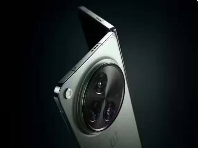 OnePlus Open ਡਿਸਪਲੇ: ਵਨਪਲੱਸ ਦਾ ਮੁੱਖ ਡਿਸਪਲੇ 7.8 ਇੰਚ AMOLED ਹੈ। ਨਾਲ ਹੀ, ਇਸ ਵਿੱਚ 6.3 ਇੰਚ ਦੀ ਕਵਰ ਆਊਟ ਸਾਈਡ ਡਿਸਪਲੇਅ ਹੈ। ਜਿਸਦੀ ਤਾਜ਼ਗੀ ਦਰ 120Hz ਹੈ ਅਤੇ ਸਿਖਰ ਦੀ ਚਮਕ 2800 nits ਹੈ।