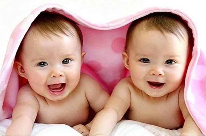 હસતા બાળકો અથવા સુંદર ફૂલો જીવનની સકારાત્મક ઊર્જાના પ્રતિક છે. તેને લગાવવાથી ઘરમાં સકારાત્મકતા આવે છે. વાસ્તુ અનુસાર ઘરની પૂર્વી અને ઉત્તરી દિવાલો પર આવા ચિત્રો લગાવવા શ્રેષ્ઠ માનવામાં આવે છે