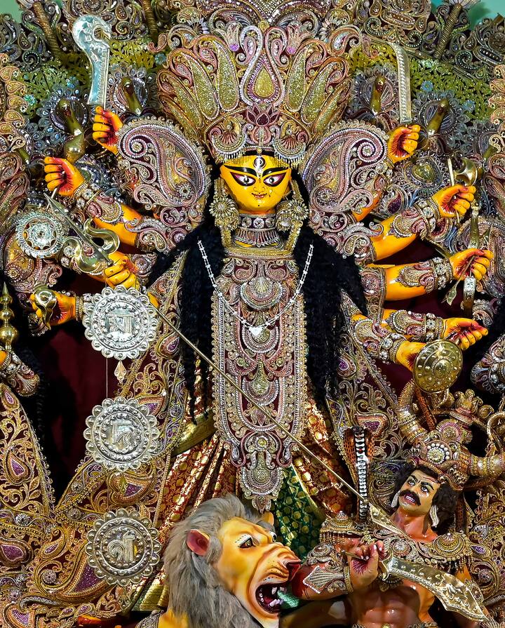 প্রতিমাও তাক লাগানোর মতোই। রাঁচি রেলওয়ে স্টেশনের দুর্গাপুজোয় ভিড় জমিয়েছেন মানুষ।
