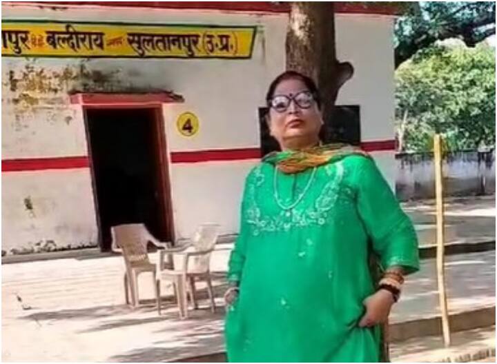 Sultanpur headmistress brutally beat children District Basic Education Officer suspended ANN UP News: यूपी की गालीबाज प्रिंसिपल ने अनुदेशक के सामने उठाई चप्पल, छात्रों को भी बाल पकड़कर घसीटा