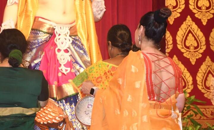 পুজোর ব্যবস্থাপনাও খুঁটিয়ে দেখেন কাজল। পায়ে হাত দিয়ে প্রণাম করেন পুরোহিতকে। তার পর কাঁসর-ঘণ্টা তুলে নেন হাতে।