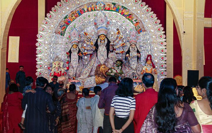 গুরগাঁওতেও দুর্গাপুজো। পুজো দেখতে ভিড় দর্শনার্থীদের।image 8