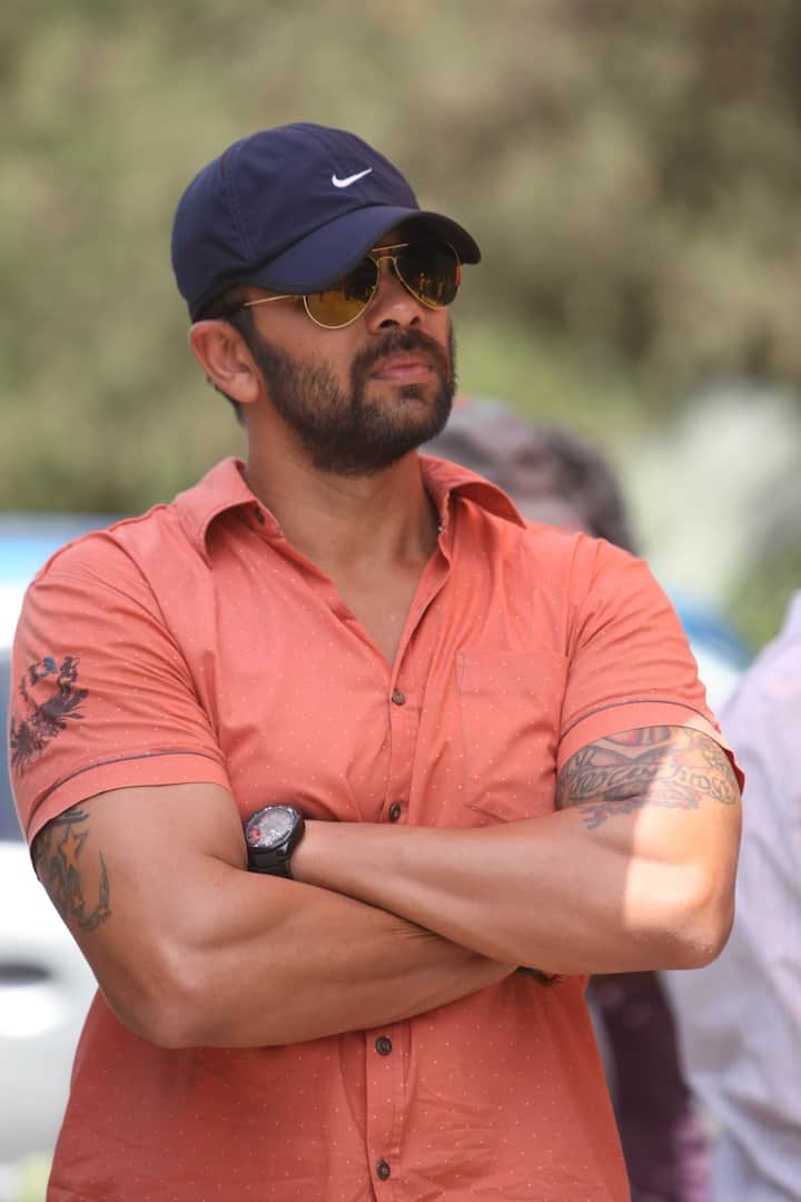 दिग्दर्शक रोहित शेट्टीचे (Rohit Shetty)चे चाहते त्याच्या आगामी प्रोजेक्ट्स ची उत्सुकतेने वाट बघत असतात.(Photo Credit : Rohit Shetty Facebook)