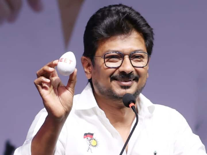 Tamil Nadu minister Udhayanidhi Stalin shows up with NEET egg Centre reduced qualifying percentile for NEET PG 2023 NEET की कट ऑफ लिस्ट जीरो होने पर उदयनिधि स्टालिन ने अलग अंदाज में कसा तंज, भीड़ को द‍िखाया 'अंडा'