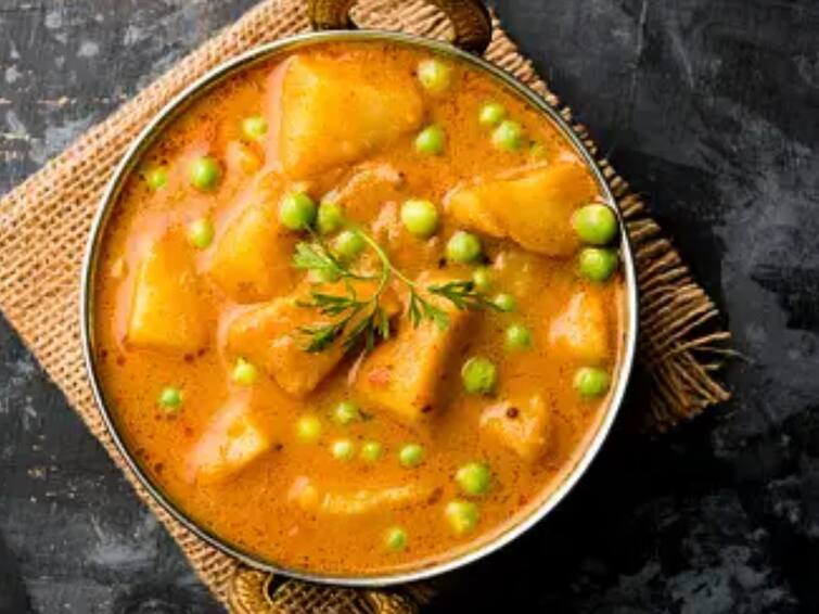 Peas Potato Curry Recipe Best Side Dish for chapati and dosa know how to cook Peas Potato Curry Recipe: சப்பாத்திக்கு சூப்பர் சைடிஷ்! பச்சை பட்டாணி பால்கறி கூட்டு செய்வது எப்படி?