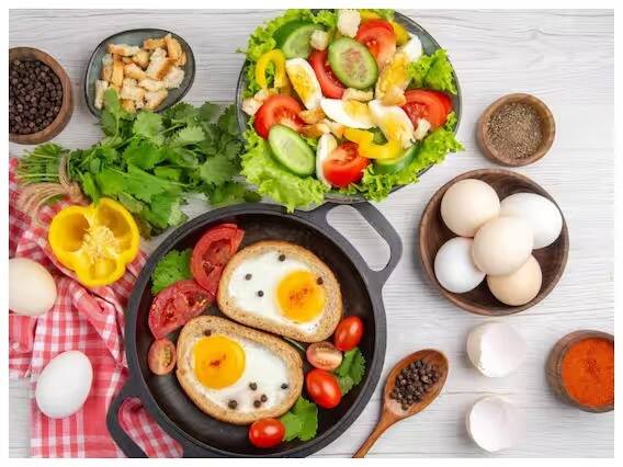 शहामृगाची अंडी (Ostrich Egg) : एका शहामृगाच्या अंड्यामध्ये सुमारे 20 कोंबडीच्या अंड्यांएवढे पोषक घटक असतात. त्यामध्ये प्रोटीन आणि व्हिटॅमिन बी 12 भरपूर प्रमाणात असते. लोह, सेलेनियम, फॉस्फरस यांसारखी महत्त्वाची खनिजे शहामृगाच्या अंड्यांमध्ये आढळतात.