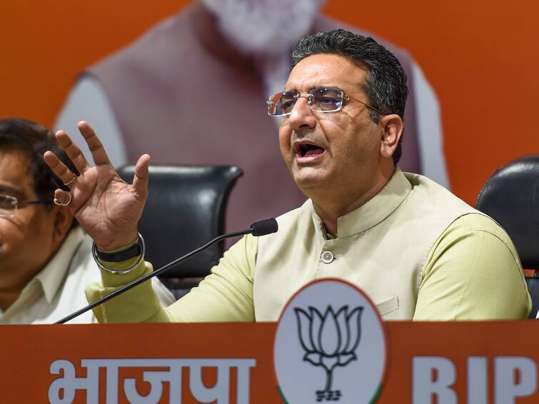 BJP Leader Criticises Chhattisgarh Government Over Party Worker Murder and Scams Urges Chief Minister to Focus on Constitution Not Gandhi Chalisa 'Instead Of Gandhi Chalisa Read Constitution': BJP Slams Chhattisgarh CM Baghel Over Party Worker’s Murder