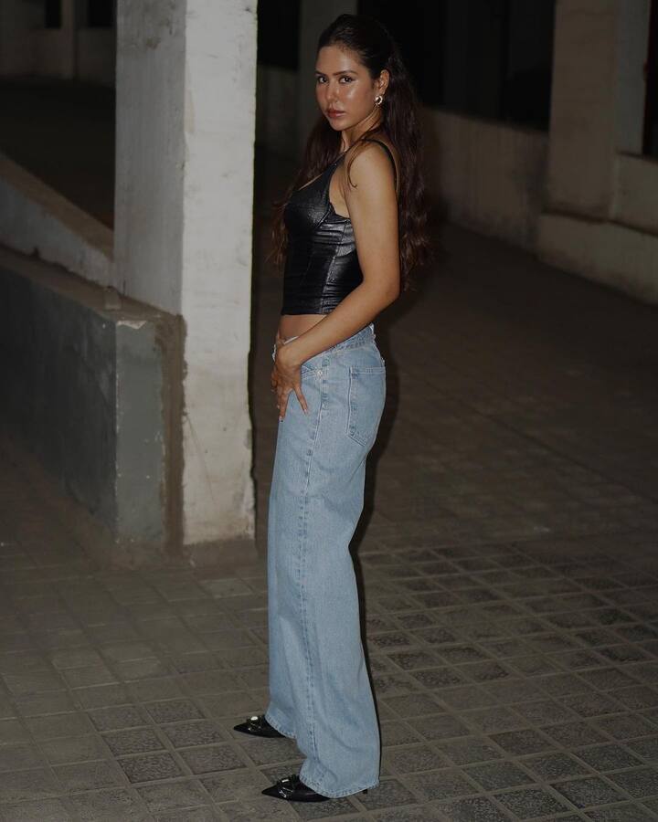 She paired it with a blue unbuttoned jeans.