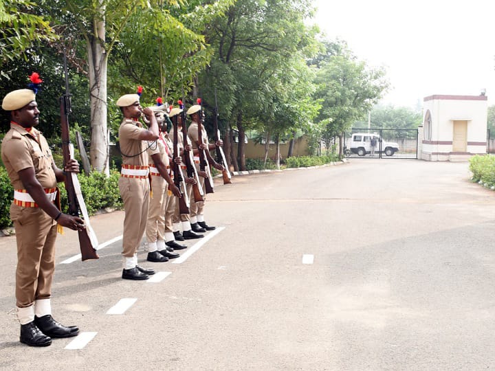 கரூரில் 32வது காவல் கண்காணிப்பாளராக பதவி ஏற்றுக்கொண்டார் பிரபாகர்