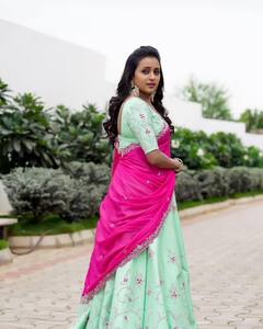 Suma Kanakala Photos : హాఫ్ శారీలో సుమ కనకాల - లేటెస్ట్ ఫొటోస్ చూశారా?