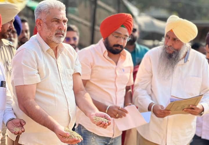 ਖੁਰਾਕ, ਸਿਵਲ ਸਪਲਾਈ ਅਤੇ ਖ਼ਪਤਕਾਰ ਮਾਮਲੇ ਮੰਤਰੀ ਲਾਲ ਚੰਦ ਕਟਾਰੂਚੱਕ ਨੇ ਅੰਮ੍ਰਿਤਸਰ ਜ਼ਿਲ੍ਹੇ ਦੀਆਂ ਮੰਡੀਆਂ ਦਾ ਦੌਰਾ ਕਰਨ ਦੌਰਾਨ ਦੱਸਿਆ ਕਿ ਸੂਬੇ ਵਿੱਚ ਝੋਨੇ ਦੀ ਖਰੀਦ ਅਤੇ ਲਿਫਟਿੰਗ ਨਿਰਵਿਘਨ ਚੱਲ ਰਹੀ ਹੈ। ਕਟਾਰੂਚੱਕ ਨੇ ਅੱਜ ਰਈਆ ਅਤੇ ਜੰਡਿਆਲਾ ਗੁਰੂ ਮੰਡੀਆਂ ਦਾ ਦੌਰਾ ਕੀਤਾ।