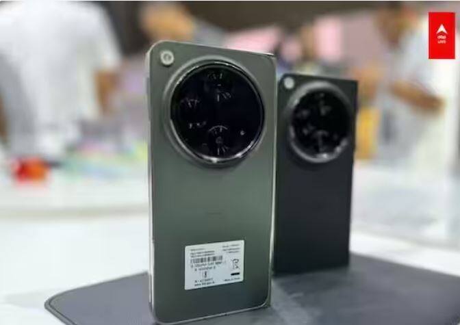 OnePlus Open ਦਾ ਕਸਟਮਾਈਜ਼ਡ OS: ਵਨਪਲੱਸ ਦੇ ਇਸ ਫੋਨ 'ਚ ਐਂਡਰਾਇਡ 13 ਆਧਾਰਿਤ OxygenOS 13 ਦਿੱਤਾ ਗਿਆ ਹੈ। ਇਹ ਇਸ ਸਮਾਰਟਫੋਨ 'ਚ ਯੂਜ਼ਰਸ ਨੂੰ ਟਵੀਕਡ ਅਨੁਭਵ ਦਿੰਦਾ ਹੈ।