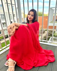 Pujita Ponnada: రెడ్ శారీలో పూజిత- ఫారిన్ లో అందాల కనువిందు