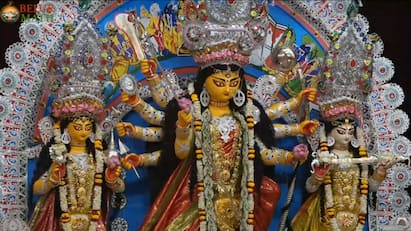 ভোরে মঙ্গলারতি শেষে বিভিন্ন উপাচার-সহ স্নানের পর নবপত্রিকাকে আনা হয় মণ্ডপে৷ এবার কলা বউয়ের পরনে হলুদ শাড়ি।