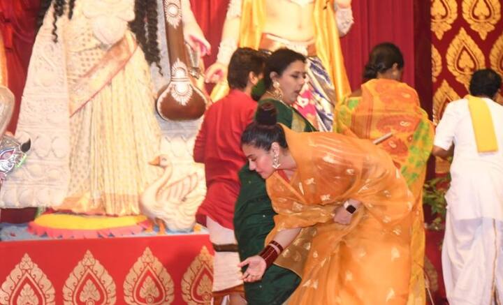 ষষ্ঠীর দিন যদিও একাই মণ্ডপে যান কাজল। তাঁর সঙ্গী হয়েছিলেন শাশুড়ি। আগামী কয়েকদিন সেখানে কাজলকে নিয়মিত দেখা যাবে বলেই আশাবাকী অনুরাগীরা।