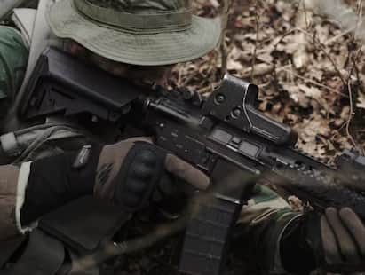MARCOS Commando: ਜਦੋਂ ਵੀ ਅਸੀਂ ਕਮਾਂਡੋਜ਼ ਦੀ ਗੱਲ ਕਰਦੇ ਹਾਂ ਤਾਂ ਸਾਡੇ ਦਿਮਾਗ ਵਿੱਚ ਸਭ ਤੋਂ ਪਹਿਲਾਂ ਖਿਆਲ ਭਾਰਤੀ ਫੌਜ ਦਾ ਆਉਂਦਾ ਹੈ। ਪਰ ਤੁਹਾਨੂੰ ਦੱਸ ਦਈਏ ਕਿ ਭਾਰਤੀ ਜਲ ਸੈਨਾ ਦੇ ਕਮਾਂਡੋ ਵੀ ਕਿਸੇ ਤੋਂ ਘੱਟ ਨਹੀਂ ਹਨ।
