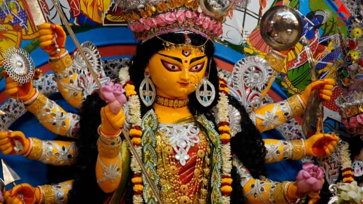 সপ্তমীতে লক্ষ্মী, সরস্বতী, গণেশ, কার্তিককে নিয়ে মা দুর্গা পিতৃগৃহে প্রবেশ করেন।