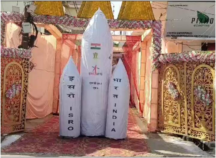 Maa Durga pandal dedicated to ISRO in Gonda built like Chandrayaan-3 mission ANN UP News: गोंडा में ISRO को समर्पित हुआ मां दुर्गा का पंडाल, मिशन 'चंद्रयान-3' की तर्ज पर बनाया गया पंडाल