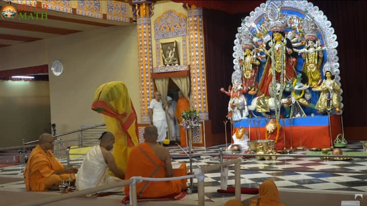 আজ ভোরে মঙ্গলারতি শেষে বিভিন্ন উপাচার-সহ স্নানের পর নবপত্রিকাকে আনা হয় মণ্ডপে৷ এবার কলা বউয়ের পরনে হলুদ শাড়ি।