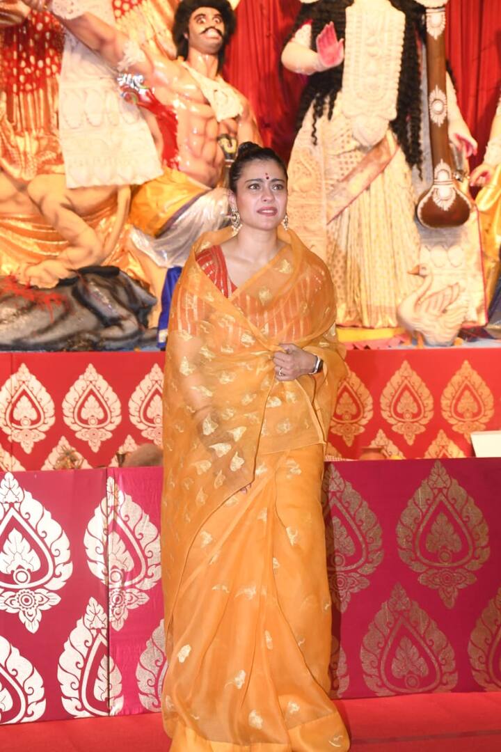 આ દરમિયાન શરબાની મુખર્જીએ લીલા રંગની સાડી પહેરી હતી