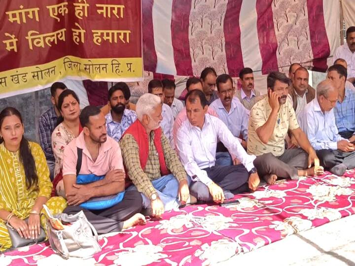 Himachal Zilla Parishad Cadre employees strike Stop after met Panchayati Raj Minister Anirudh Singh employees return to work from Monday ANN Himachal: 22 दिनों से चल रही जिला परिषद कैडर कर्मचारियों की हड़ताल खत्म, सरकार से मिला भरोसा