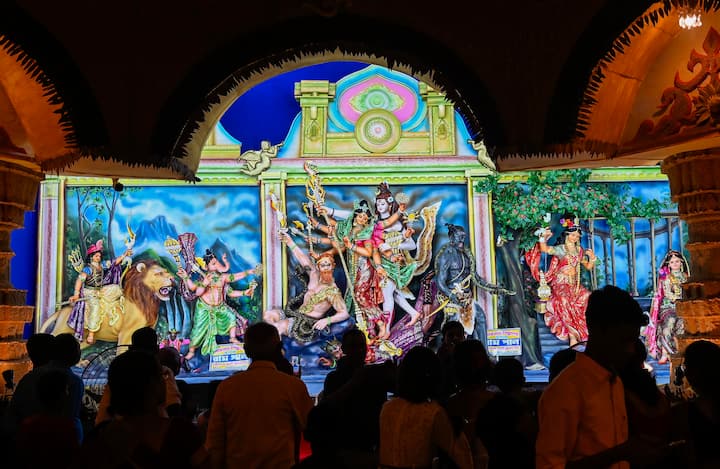 একাধিক পুজোয় সাবেকি সাজে সেজেছে দেবী প্রতিমা। নদিয়ার একটি পুজো।