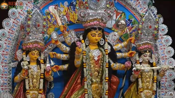 সপ্তমীতে  লক্ষ্মী, সরস্বতী, গণেশ, কার্তিককে নিয়ে মা দুর্গা পিতৃগৃহে প্রবেশ করেন। ভোরে গঙ্গার ঘাটে নবপত্রিকা স্নানের পর দেবীর প্রাণ প্রতিষ্ঠা হয় বেলুড়ে। তারপর শাস্ত্রমতে ষোড়শ উপচারে শুরু হয় সপ্তমীর পুজো।