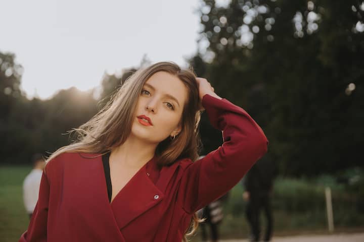 এছাড়াও কেরাটিনের সাহায্যে মজবুত হয় চুলের গঠন। চুল পড়ার সমস্যা কমে। চুলে উজ্জ্বলভাব এবং আর্দ্রতা বজায় থাকে। নতুন চুল গজাতেও সাহায্য করে এই বায়োটিন। মাছ, বিভিন্ন ধরনের বীজ, বাদাম, মিষ্টি আলু এইসব খাবারে প্রচুর পরিমাণে বায়োটিন থাকে।