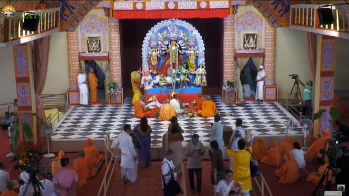 এগুলি হল, কলা, কচু, হলুদ, জয়ন্তী, বেল, ডালিম, অশোক, মান ও ধান। কলাবাউকে সিঁদুর দিয়ে সপরিবার দেবী প্রতিমার ডান দিকে দাঁড় করিয়ে পুজো করা হয়।