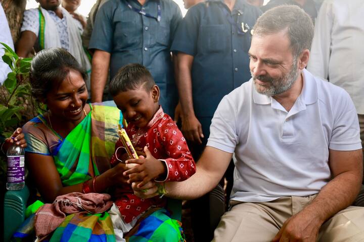 இந்த காட்சிகள் அனைத்தும் சமூக வலைதளங்களில் வைரலாகி வருகிறது. அடுத்தாண்டு மக்களவை தேர்தல் நடைபெற உள்ள நிலையில், ராகுல் காந்தியின் தெலங்கானா பயணம் முக்கியத்துவம் வாய்ந்ததாக கருதப்படுகிறது.