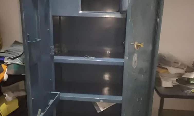 Trichy crime news 45 pounds jewels-money stolen from Govt school teacher's house in Trichy TNN திருச்சியில் அரசு பள்ளி ஆசிரியை வீட்டில் 45 பவுன் நகை, பணம் கொள்ளை  - மர்ம நபர்களுக்கு வலைவீச்சு