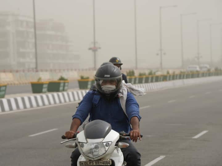 Delhi Weather Today Air Quality Index Reached Poor Category In Anand Vihar IMD Rain Forecast On Sunday Delhi Air Pollution: दिल्ली में सांस पर वायु प्रदूषण का पहरा, खराब श्रेणी में पहुंचा AQI, कल बारिश का भी अनुमान