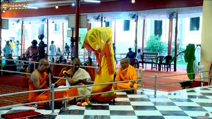 নবপত্রিকা শব্দটির আক্ষরিক অর্থ ন’টি গাছের পাতা। তবে বাস্তবে নবপত্রিকা ন’টি পাতা নয়, ন’টি উদ্ভিদ।যা কিনা কৃষিপ্রধান বাংলার প্রতীক।
