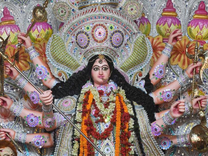 Dussehra 2023: दशहरा को लेकर पटना तैयार हो चुका है. पटना के सभी पूजा पंडालों में मां दुर्गा का पट खुल चुका हैं. पटना के प्रसिद्ध और पौराणिक पूजा पंडाल में एक से बढ़कर एक मूर्तियां स्थापित की गई हैं.