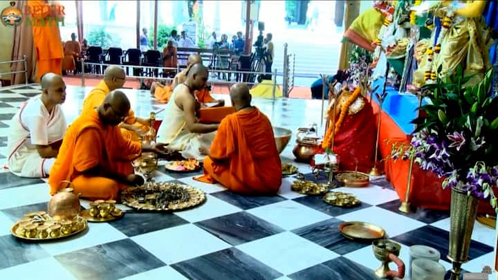 ২২ অক্টোবরই কুমারী পুজো হবে সকাল ৯টায়। সন্ধ্যা ৭.৩৬ থেকে রাত ৮.২৪ পর্যন্ত সন্ধিপুজো হবে।