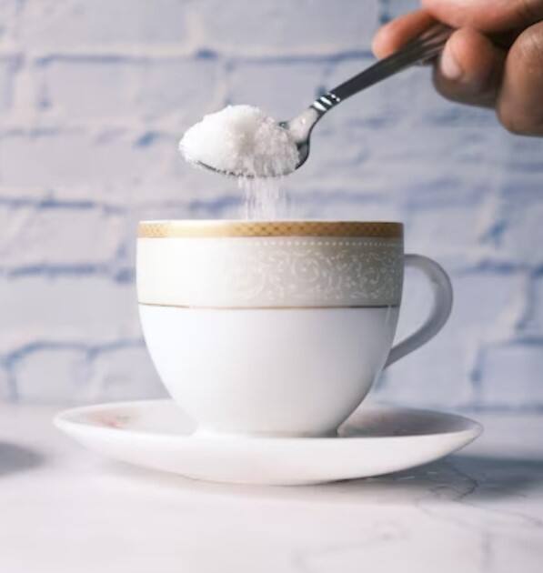 ਨਾਰੀਅਲ ਸ਼ੂਗਰ ਇੱਕ ਕੁਦਰਤੀ ਖੰਡ ਹੈ ਜੋ ਨਾਰੀਅਲ ਦੇ ਫਲ ਤੋਂ ਕੱਢੀ ਜਾਂਦੀ ਹੈ। ਇਸ ਵਿੱਚ ਗਲੂਕੋਜ਼, ਫਰੂਟੋਜ਼ ਅਤੇ ਸੁਕਰੋਜ਼ ਵਰਗੇ ਪੌਸ਼ਟਿਕ ਤੱਤ ਪਾਏ ਜਾਂਦੇ ਹਨ। ਇਹ ਚਾਹ ਅਤੇ ਕੌਫੀ ਨੂੰ ਚੀਨੀ ਵਾਂਗ ਮਿੱਠਾ ਬਣਾਉਂਦਾ ਹੈ ਪਰ ਇਸ ਵਿੱਚ ਬਹੁਤ ਘੱਟ ਕੈਲੋਰੀ ਹੁੰਦੀ ਹੈ।