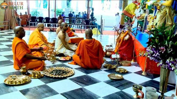 সপ্তমীতে এভাবেই প্রকৃতি আরাধনার মধ্যে দিয়ে শুরু মাতৃ বন্দনা। এবারও বেলুড় মঠে তাই হল।