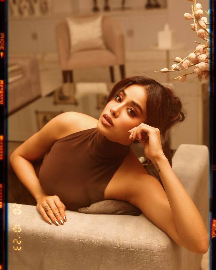 Janhvi Kapoor Photo: એક્ટ્રેસ જાહ્નવી કપૂર તેની બોલ્ડનેસ માટે ખૂબ જ ફેમસ છે. તે સોશિયલ મીડિયા પર એક પછી એક તસવીરો શેર કરતી રહે છે.