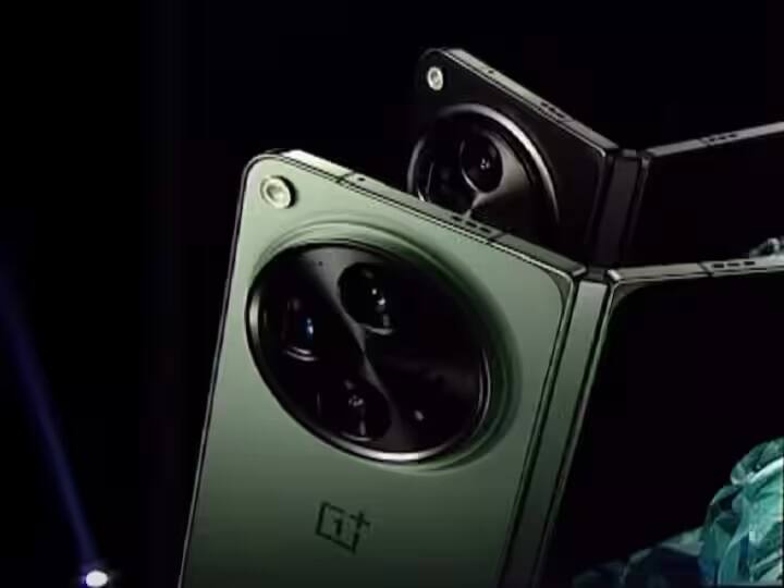 OnePlus Open की प्राइस : वनप्लस के इस फोन को इंडिया में 1,39,999 रुपये में लॉन्च किया गया है, ये स्मार्टफोन सैमसंग के फोल्डेबल फोन से काफी सस्ता है. 