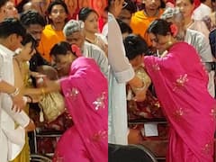 दुर्गा पूजा में फोन में बिजी काजोल गिरी धड़ाम, लगी चोट, यूजर्स बोले- जरा संभल के मैडम...
