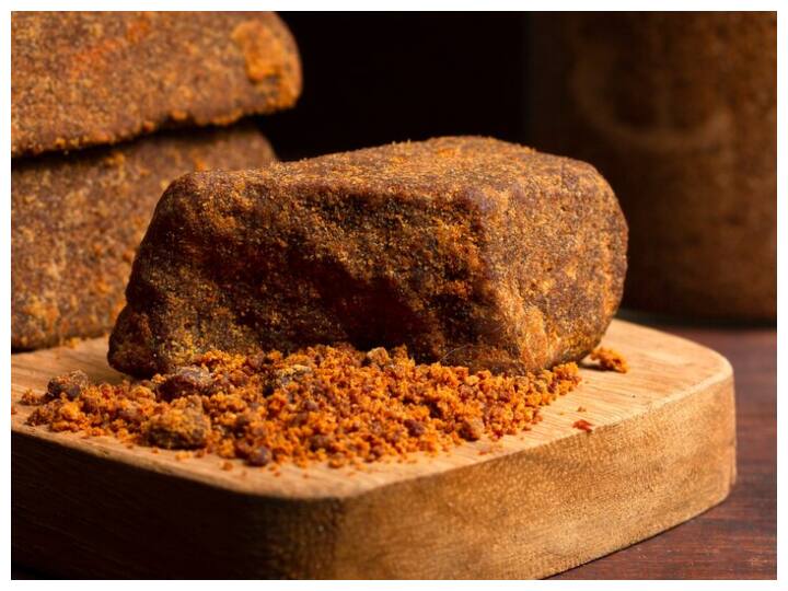 सर्दियों में गुड़ का सेवन करने से हमारी रोग प्रतिरोधक क्षमता बढ़ती है जिससे हमें सर्दी, जुकाम जैसी सामान्य समस्याओं से बचाव होता है. इसके अलावा, गुड़ में एंटीऑक्सीडेंट गुण भी पाए जाते हैं जो हमारी कोशिकाओं को नुकसान से बचाते हैं.