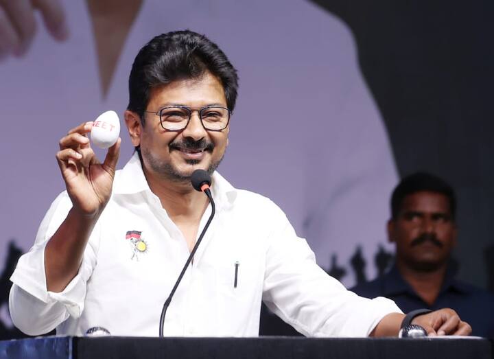 சென்னை கலைவாணர் அரங்கில் நடந்த நிகழ்ச்சியில் நீட் விலக்கு கையெழுத்து இயக்கத்தை இளைஞரணி செயலாளரும், அமைச்சருமான உதயநிதி ஸ்டாலின் தொடங்கி வைத்தார். இந்த நிகழ்ச்சியில், மருத்துவர் அணி செயலாளர் எழிலன், திமுக துணை பொதுச் செயலாளர் ஆ.ராசா எம்பி, கனிமொழி எம்பி உள்ளிட்டோர் பங்கேற்றனர்.